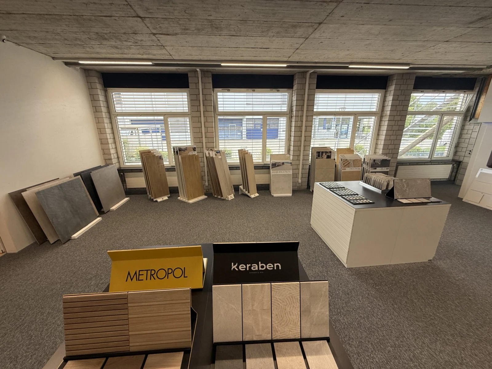 Musterplatten und Fliesen verschiedener Hersteller in der Ausstellung des Plättli Teams