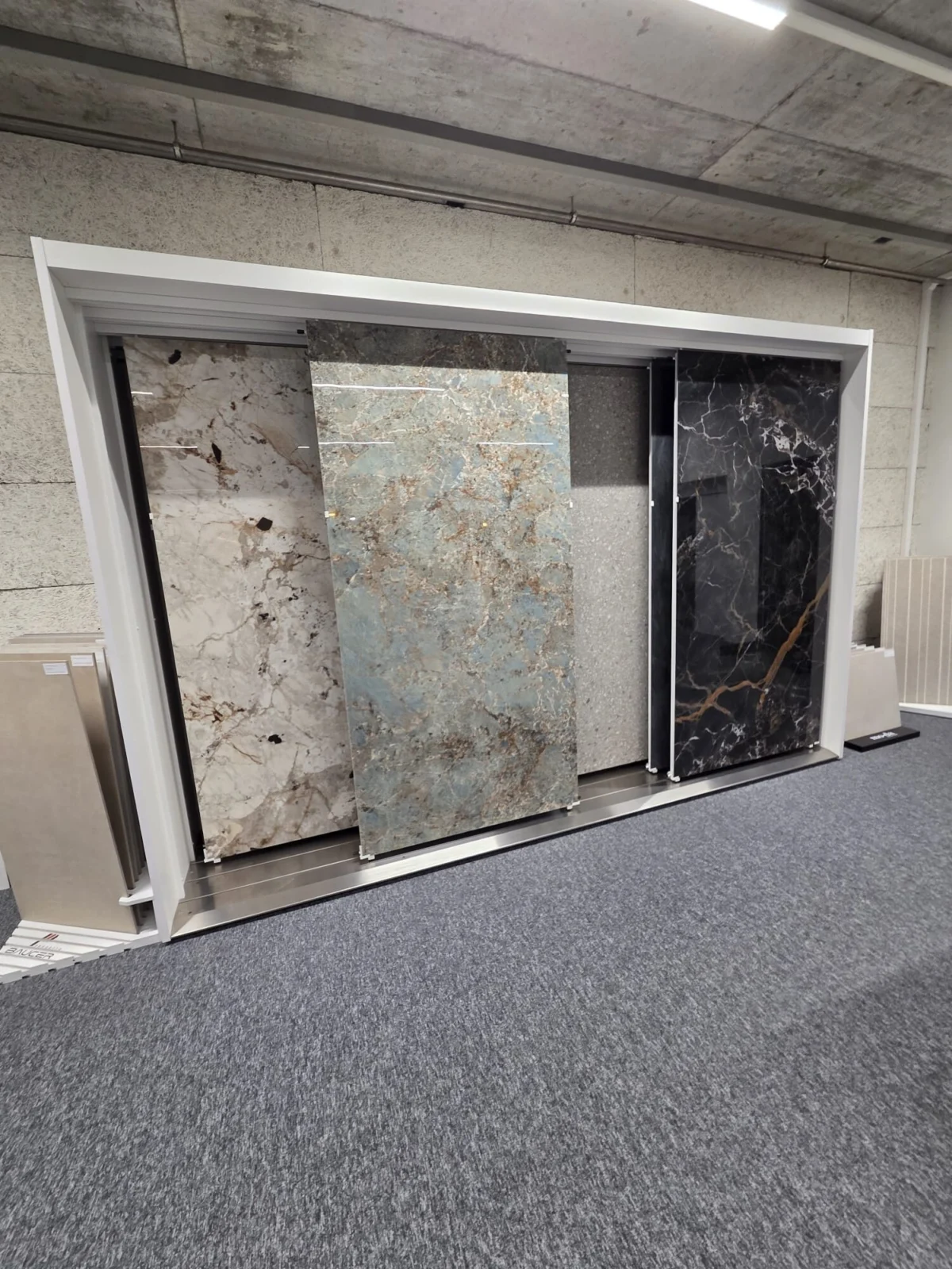 Grossformatige XXL-Platten in Stein- und Marmoroptik in der Ausstellung