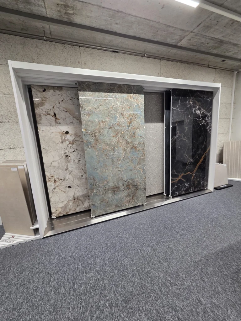 Grossformatige XXL-Platten in Stein- und Marmoroptik in der Ausstellung