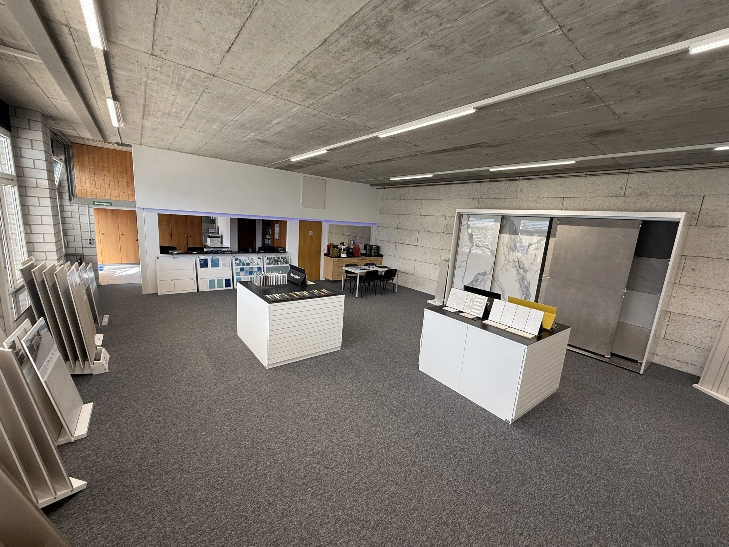 Ausstellung des Plättli Teams in Luterbach mit Musterplatten für Boden und Wand