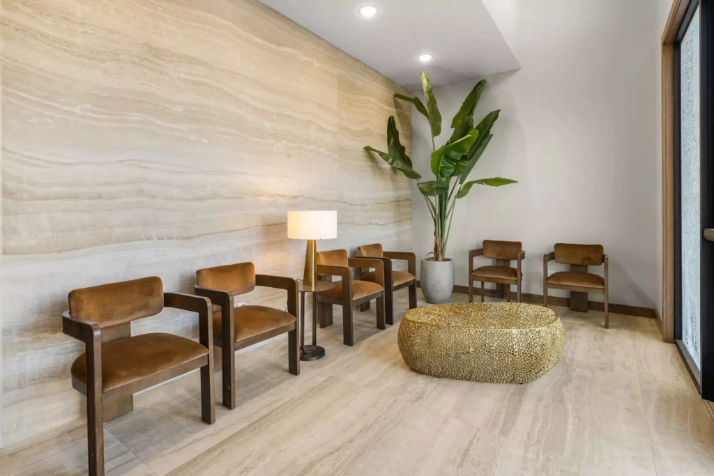 Wohnraum mit Wandverkleidung aus Platten in Travertinoptik